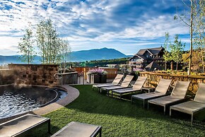 The Grand Colorado on Peak 8