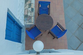 CALLIOPE MAILLE STUDIOS & APARTMENTS