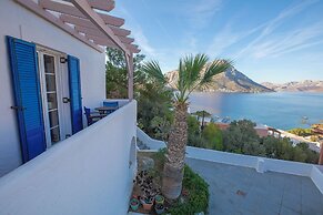 CALLIOPE MAILLE STUDIOS & APARTMENTS