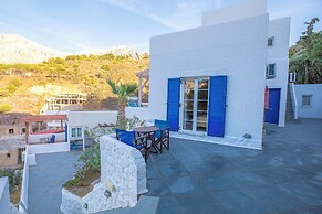 CALLIOPE MAILLE STUDIOS & APARTMENTS