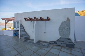 CALLIOPE MAILLE STUDIOS & APARTMENTS