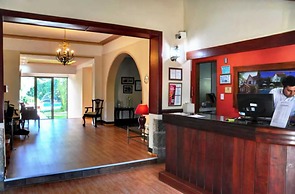 L'Hirondelle - Adults Only