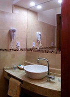 L'Hirondelle - Adults Only