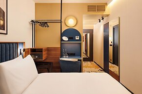 D8 Hotel
