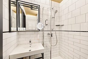 D8 Hotel