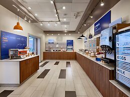 Holiday Inn Express & Suites Salem North - Keizer by IHG