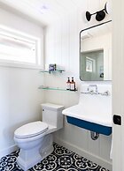 Skyview Hotel - 21 & Over Pool