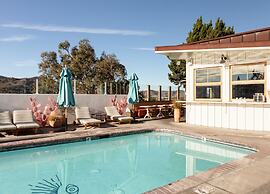 Skyview Hotel - 21 & Over Pool