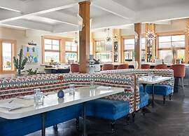 Skyview Hotel - 21 & Over Pool