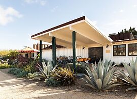 Skyview Hotel - 21 & Over Pool