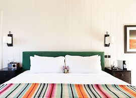 Skyview Hotel - 21 & Over Pool