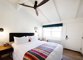 Skyview Hotel - 21 & Over Pool