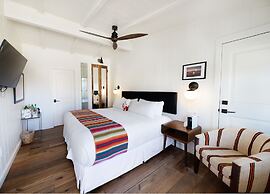 Skyview Hotel - 21 & Over Pool