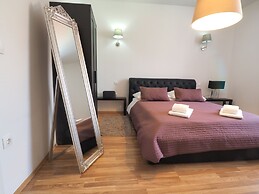 Captain Emo City Apartments