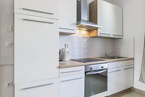 Captain Emo City Apartments