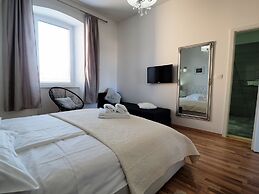 Captain Emo City Apartments