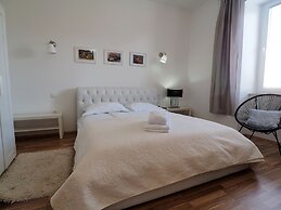 Captain Emo City Apartments