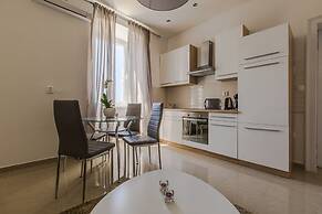 Captain Emo City Apartments