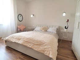 Captain Emo City Apartments