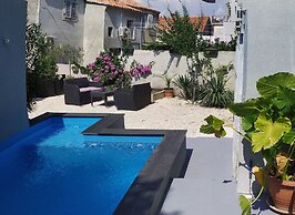 Captain Emo City Apartments