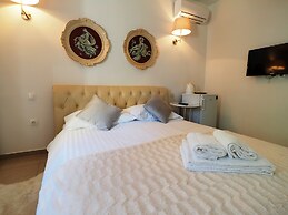 Captain Emo City Apartments