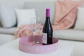 Captain Emo City Apartments