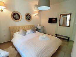 Captain Emo City Apartments