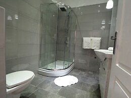 Captain Emo City Apartments