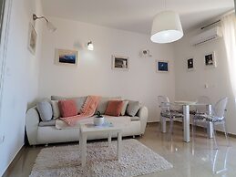 Captain Emo City Apartments