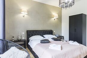 Captain Emo City Apartments