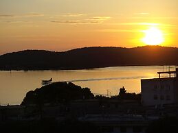 Captain Emo City Apartments