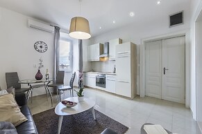 Captain Emo City Apartments