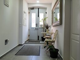 Captain Emo City Apartments