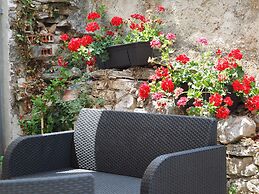 Captain Emo City Apartments