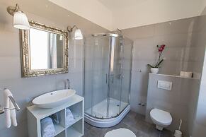 Captain Emo City Apartments