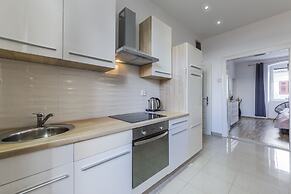 Captain Emo City Apartments