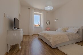 Captain Emo City Apartments