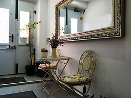 Captain Emo City Apartments