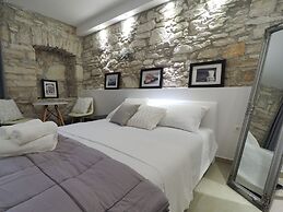 Captain Emo City Apartments