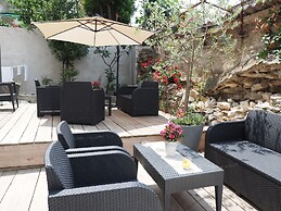 Captain Emo City Apartments