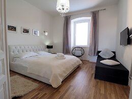 Captain Emo City Apartments