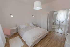 Captain Emo City Apartments