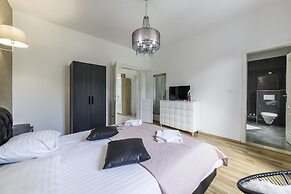 Captain Emo City Apartments