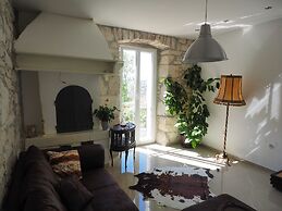 Captain Emo City Apartments