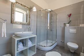 Captain Emo City Apartments