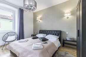 Captain Emo City Apartments