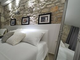 Captain Emo City Apartments