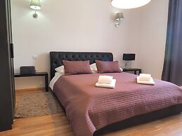 Captain Emo City Apartments