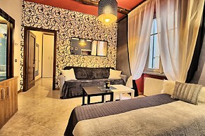 Logicasa Apartment Tower Gate