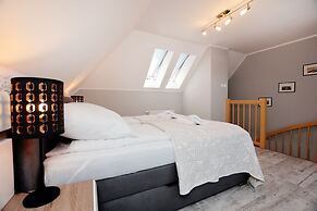 Golden Sun Apartments - Port